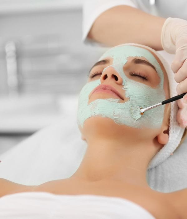 Aplikacja maski bankietowej na twarz – zabieg pielęgnacyjny w gabinecie Siibello Śrem