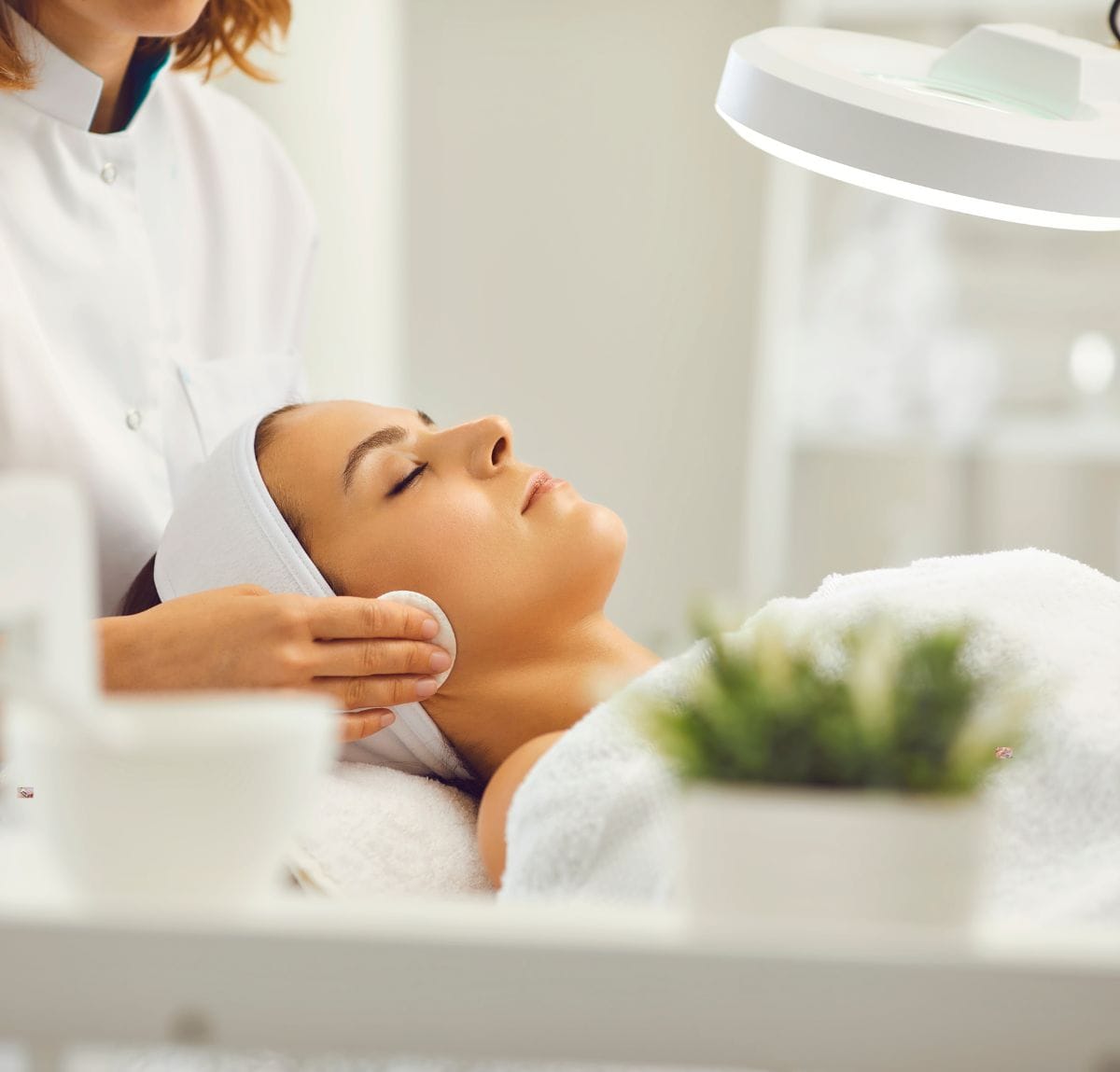 Oczyszczanie twarzy przed zabiegiem w gabinecie kosmetycznym Siibello – Śrem