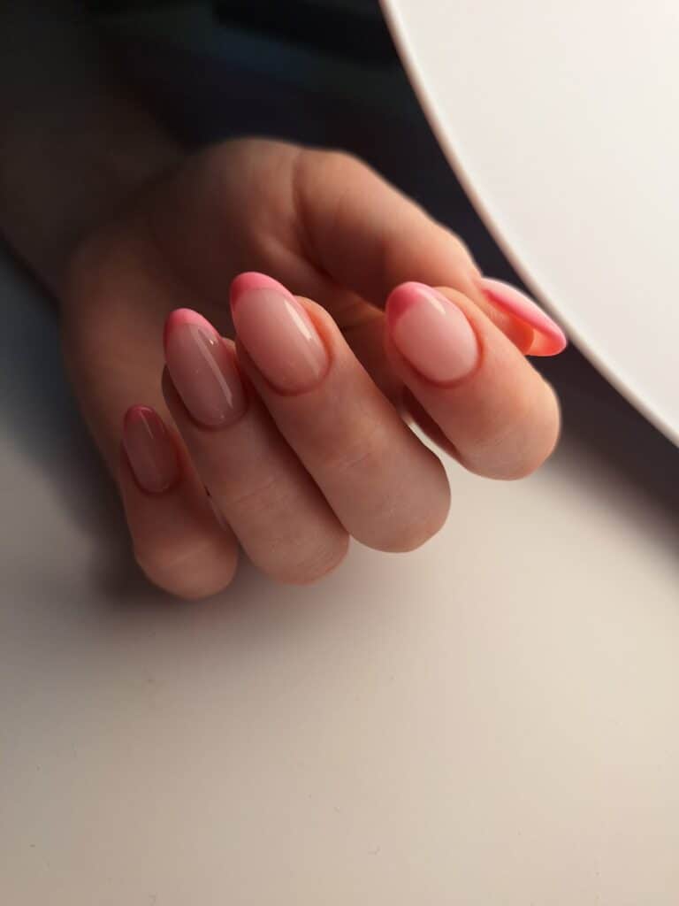 Kolorowy french manicure – subtelna stylizacja w różu