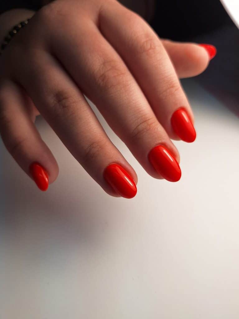 manicure hybrydowy czerwone paznokcie malowanie paznokci śrem stylizacja dłoni salon urody wielkopolska