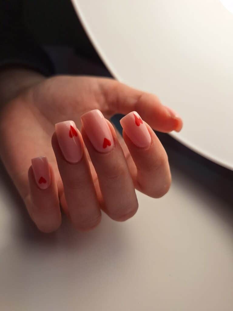 Manicure z czerwonym serduszkiem – subtelne zdobienie na paznokciach