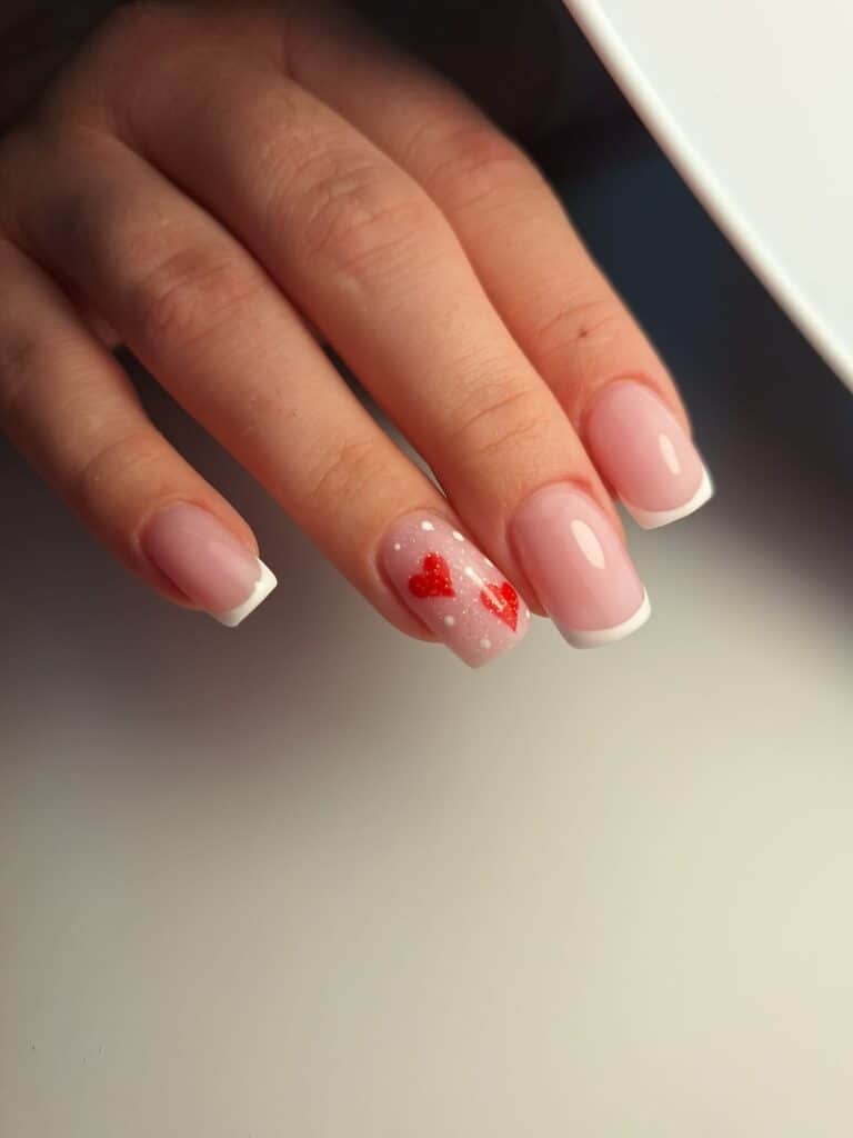 French manicure z serduszkami – klasyka z romantycznym akcentem