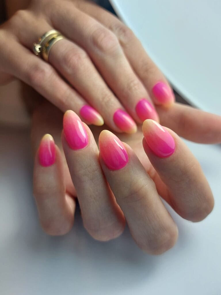 Neonowy róż w ombré – manicure migdałkowy na lato