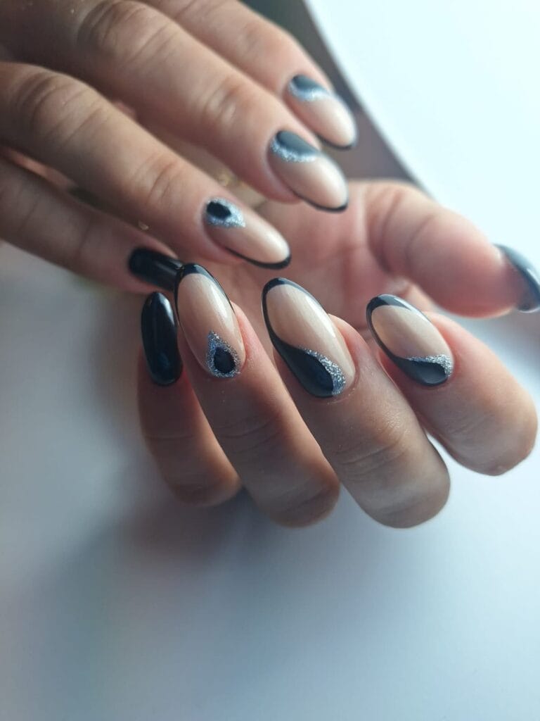 Czarno-beżowy manicure z brokatem – nowoczesna stylizacja z pazurem